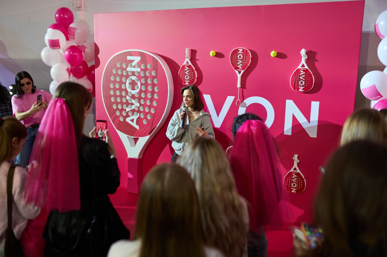 В Москве прошёл спорт-девичник на первом розовом падел-корте от AVON