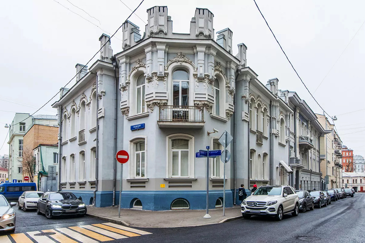 От конюшни до галереи современного искусства: история строения в Скатертном переулке