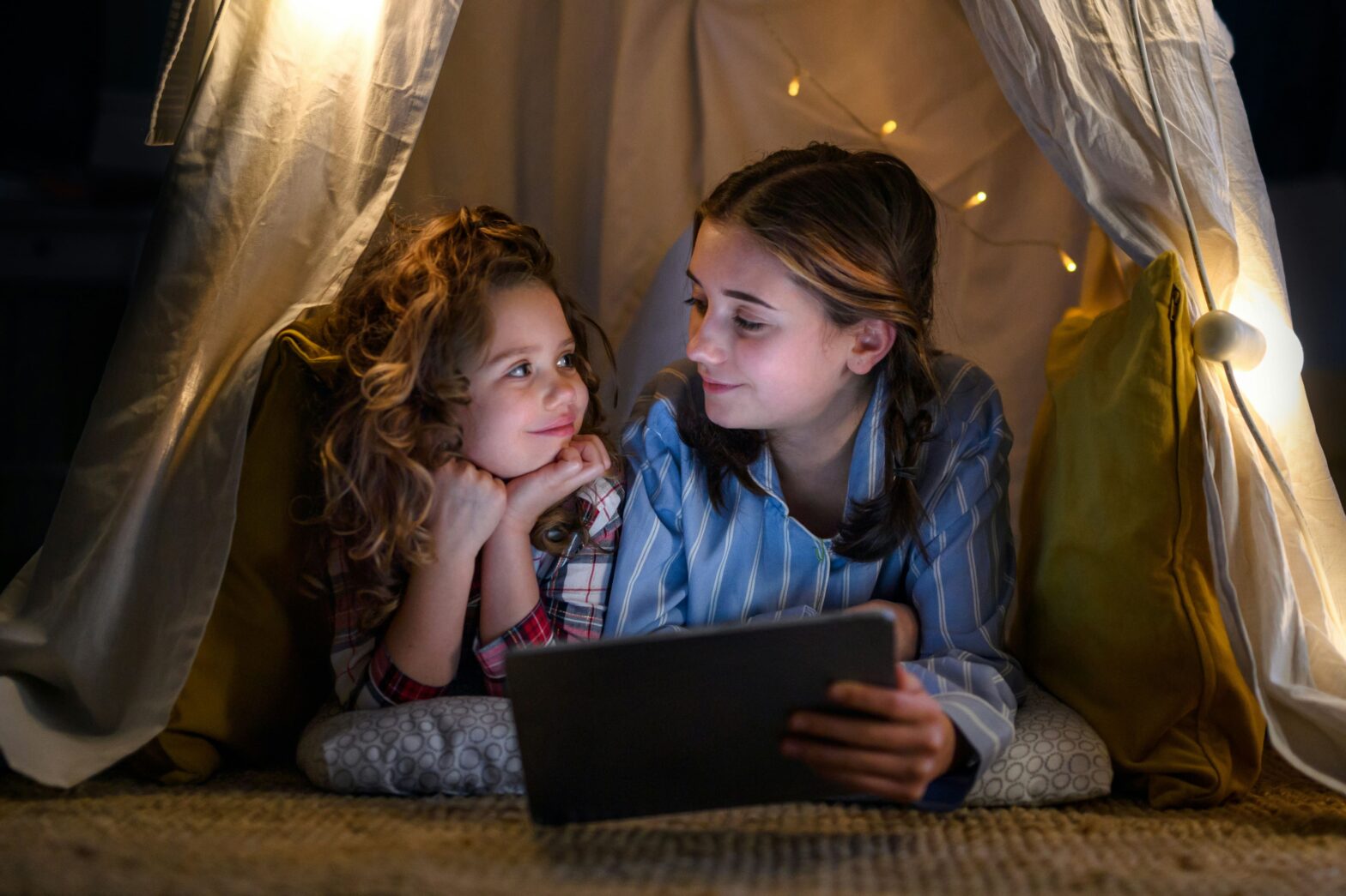 5 гаджетов, которые удобно взять ребенку в лагерь или на каникулы