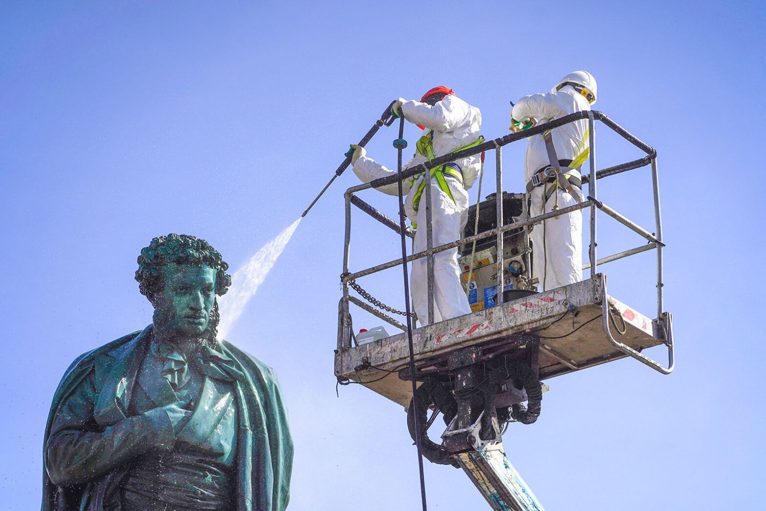 До конца апреля в Москве промоют более 2 тысяч сооружений