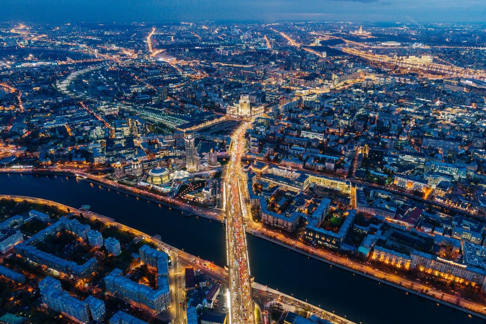 Уличное освещение и архитектурно-художественную подсветку перевели на летний режим