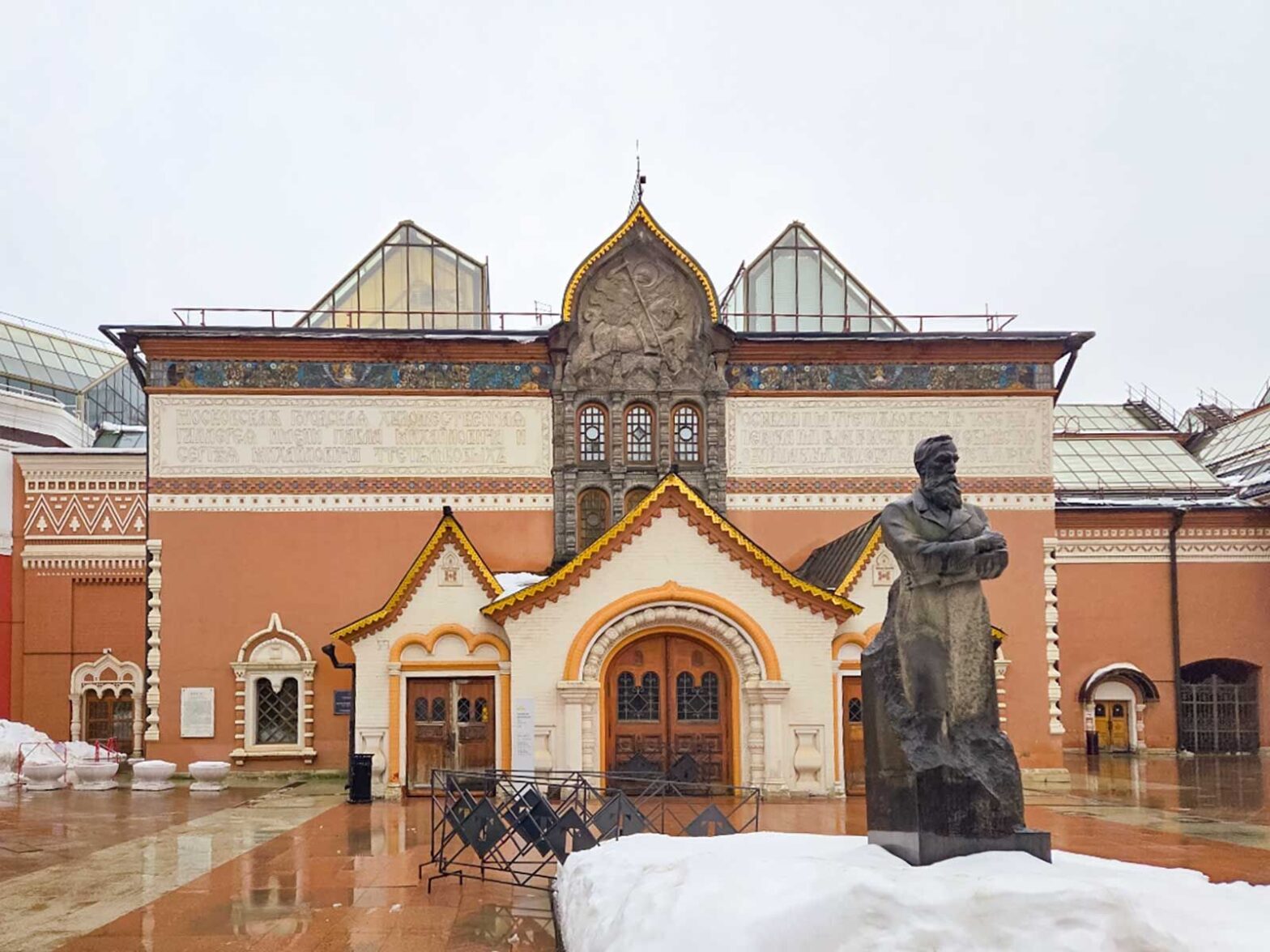 Началась реставрация парадных дверей Третьяковской галереи