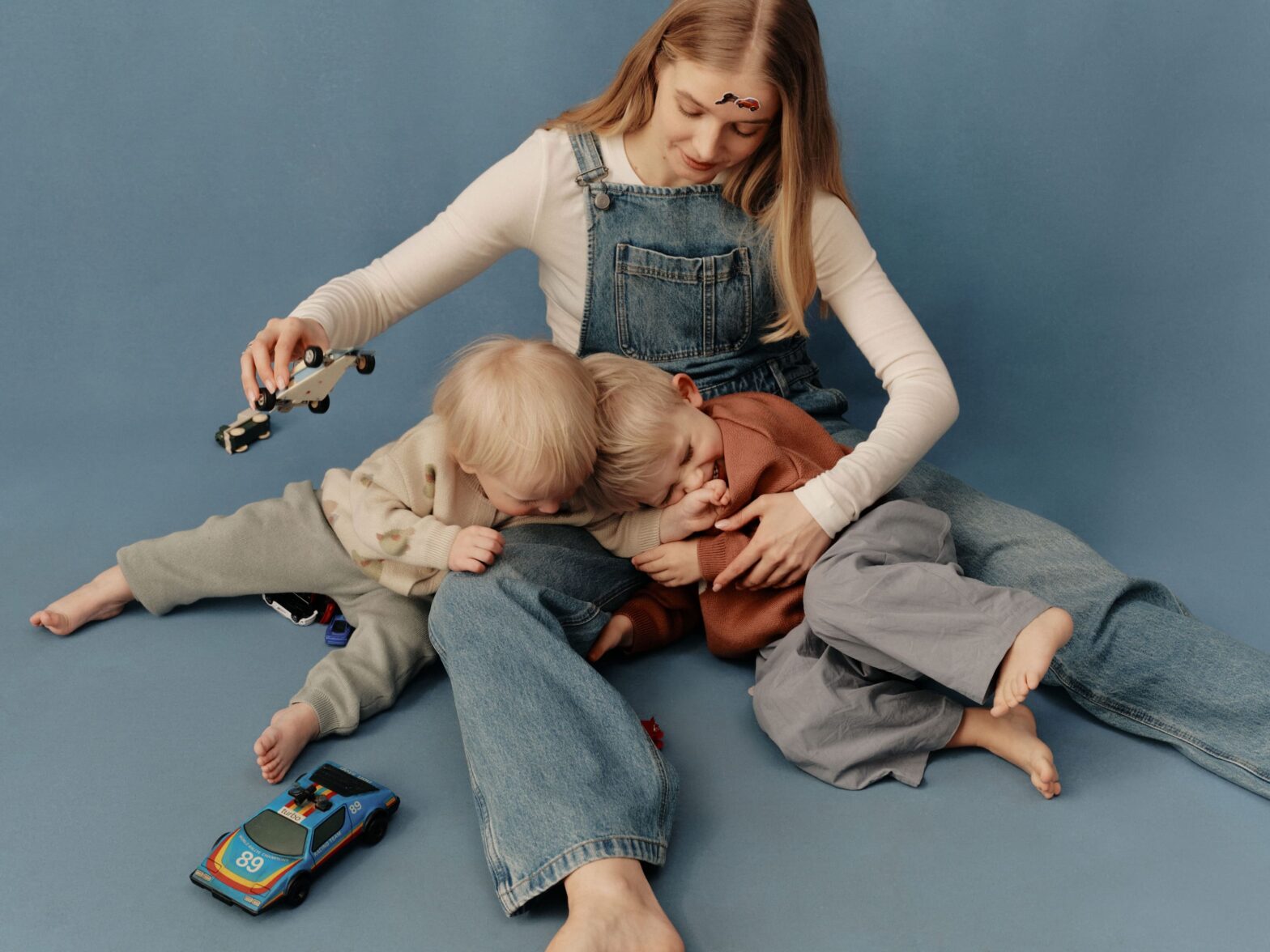 Шопинг-дайджест недели: саунд-терапия, духи с ароматом гваякового дерева и детская одежда с «Синим трактором»