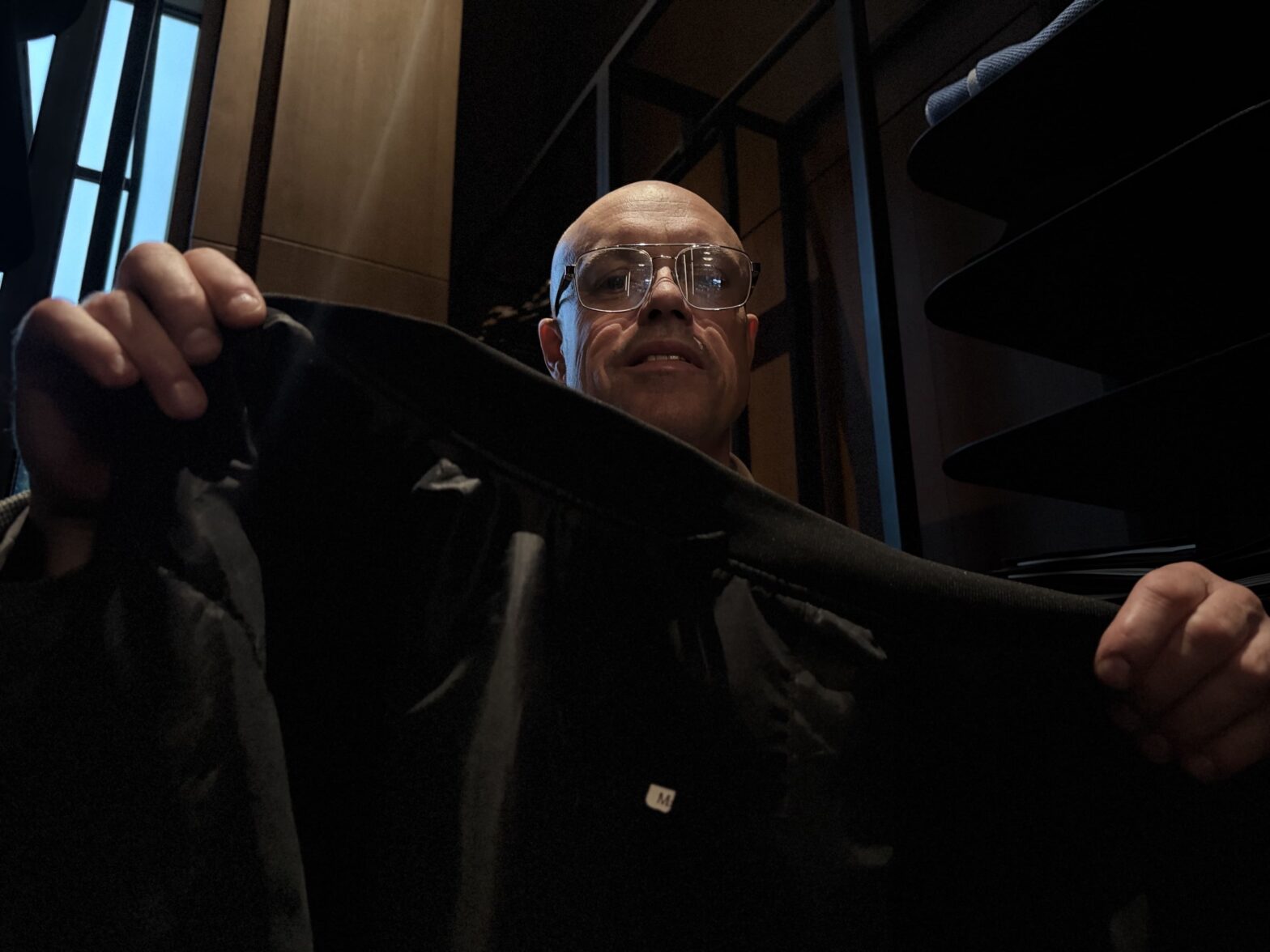 Живет и работает в Москве: гардеробщик Владимир Артюшкин