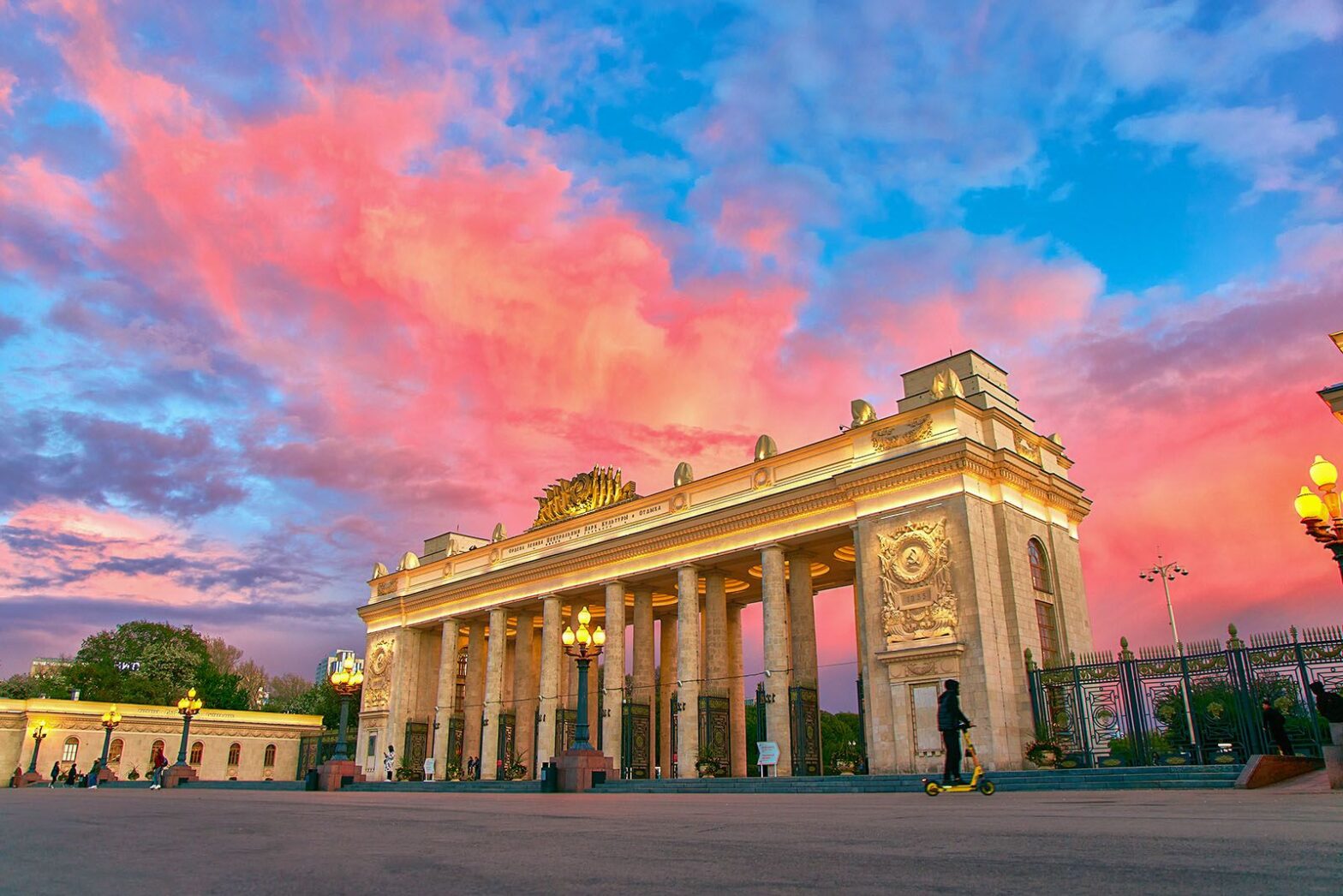 Стартовала реставрация главного входа Парка Горького