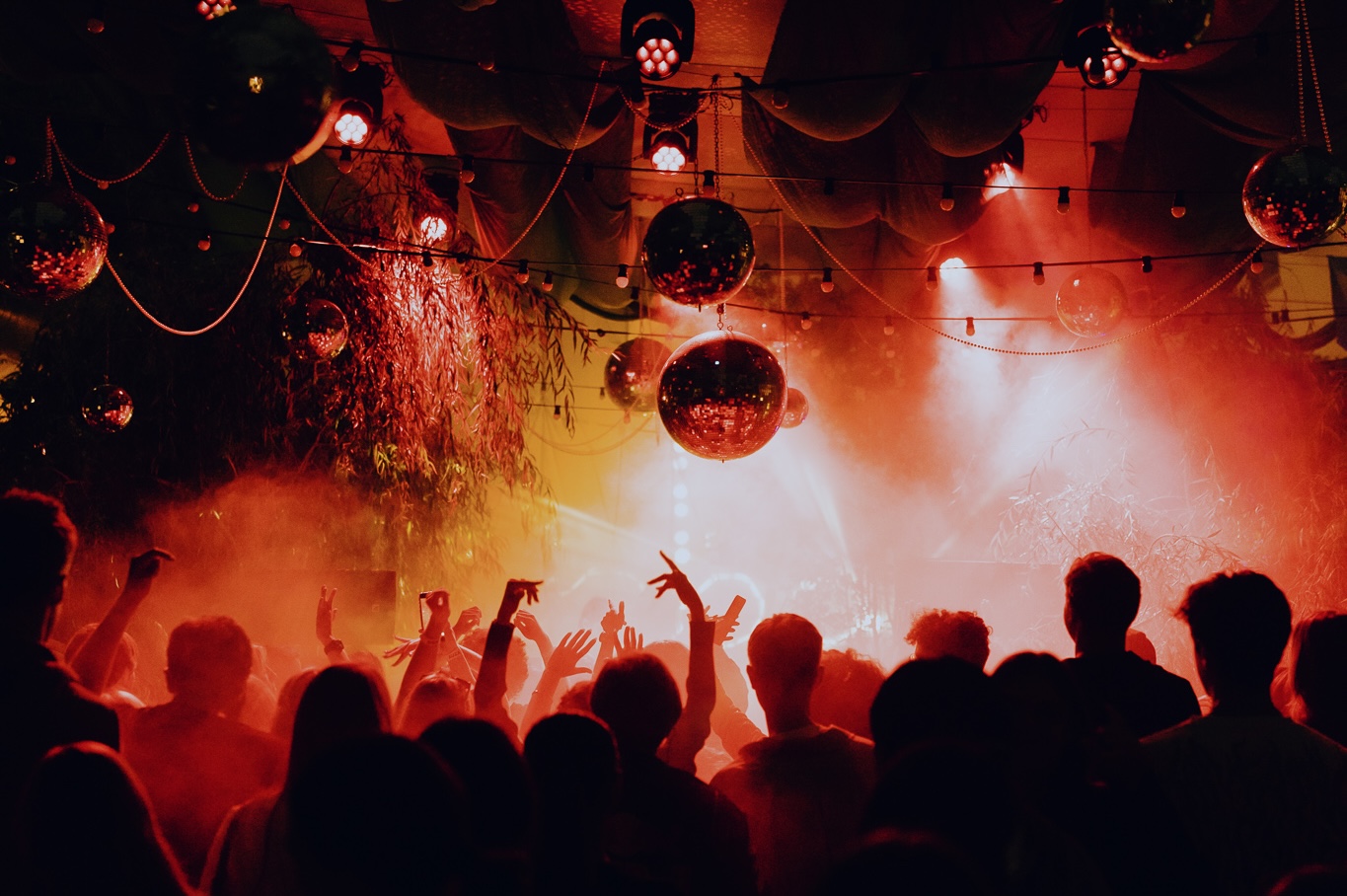 Рейв-уикенд с 3 по 6 сентября: День города в Yauza Place, Cosmoscow Afterparty в Кабаре «ШУМ» и старт осеннего сезона в Omut by Cyclone