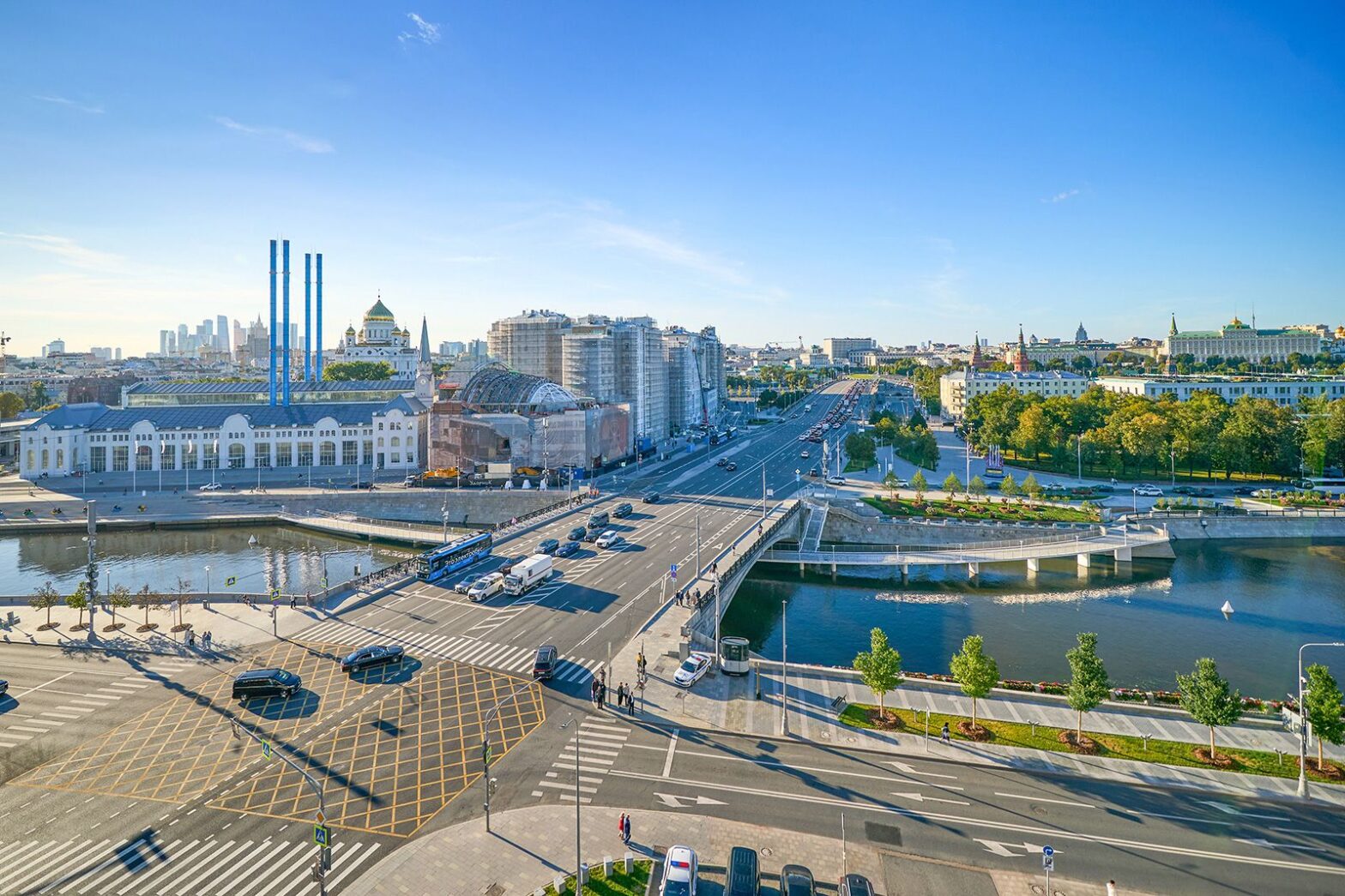 На Болотной набережной появился пешеходный мост