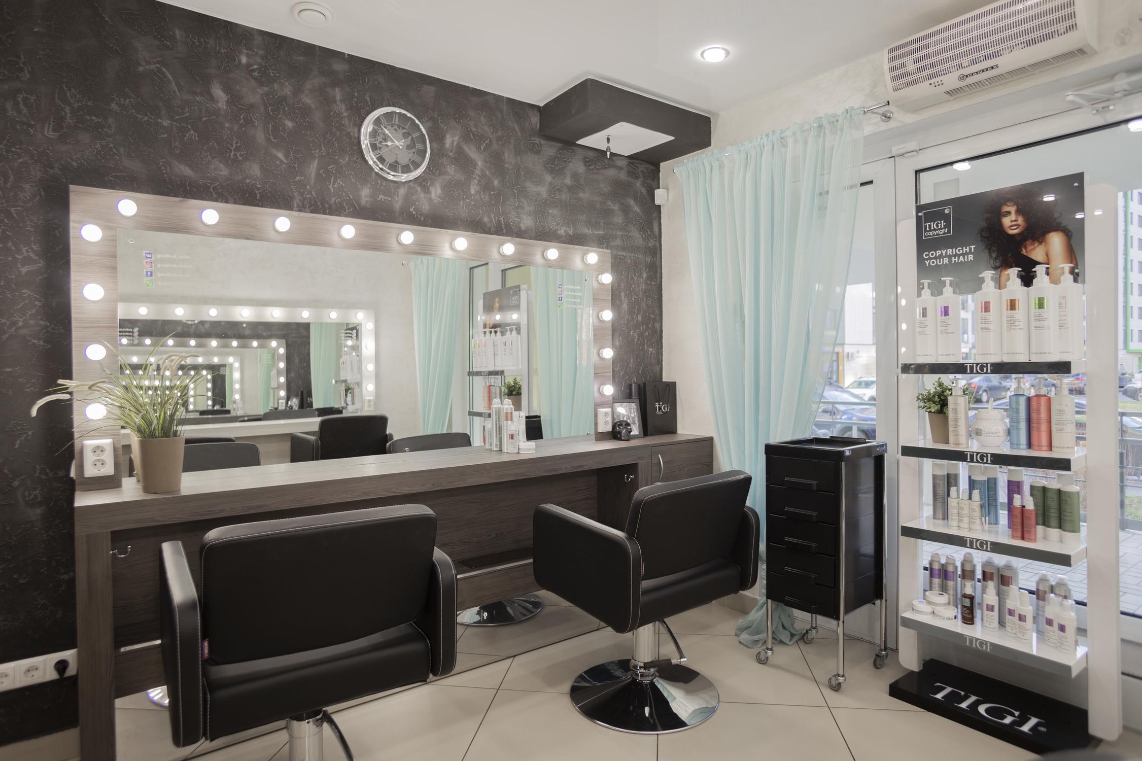 Парикмахерская интерьер в маленьком помещении. Салон красоты мале. Салон красоты мале. Барбершоп интерьер. Мале туапсе салон.